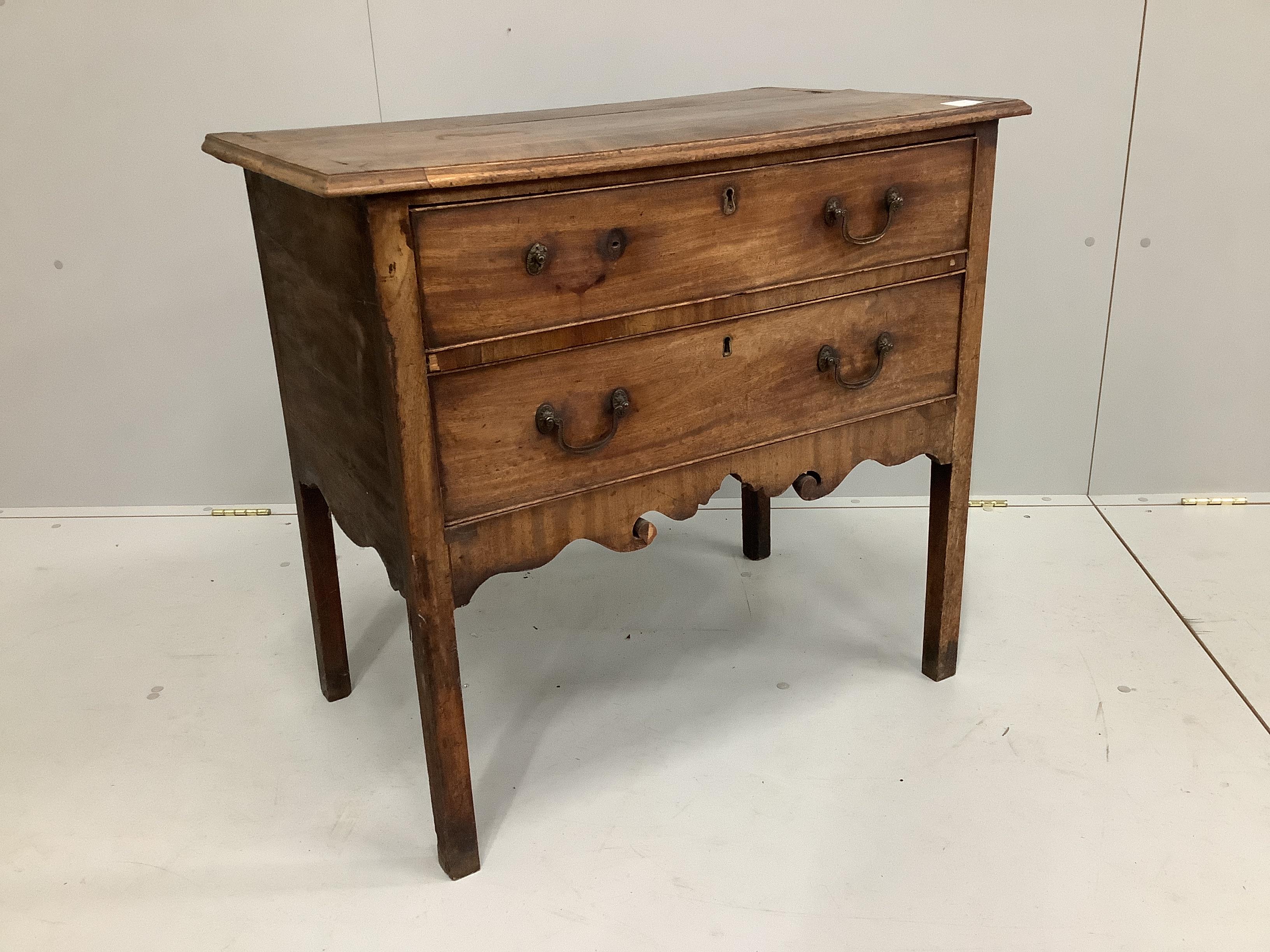 A George III mahogany chest of two drawers with shaped apron, width 80cm, depth 48cm, height 74cm